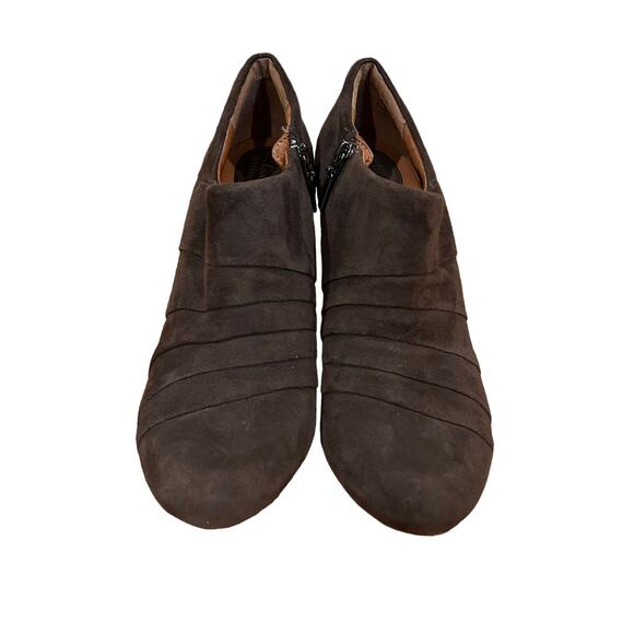 Clarks Artisan Society Gown Brown Suede Leather Booties Sz 9.5 - Picture 2 of 8